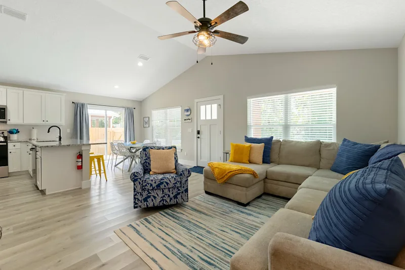 SunRay Cottage: 3 Bed/2 Bath/Convenient Location! — photo 4