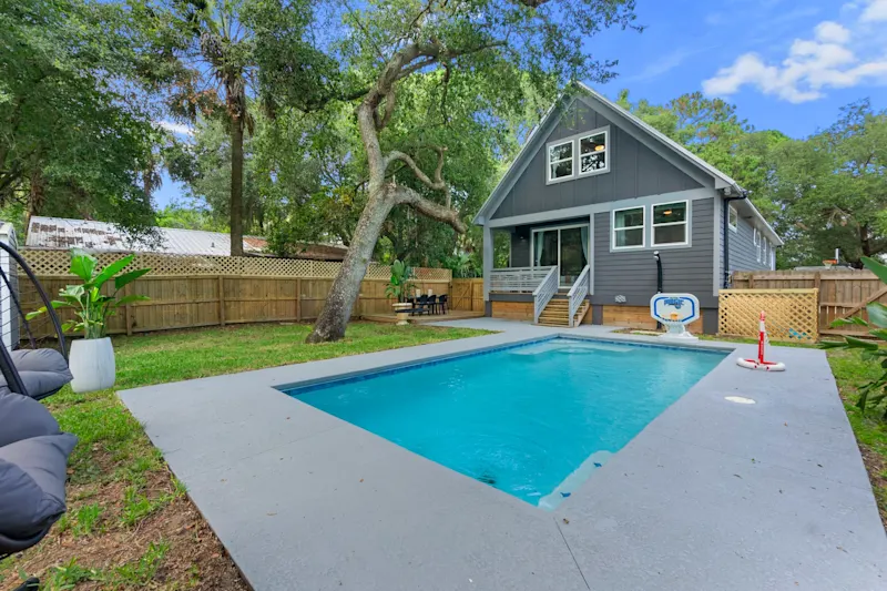 Secret Pool Cabana- Mins to Downtown and Beach — photo 2