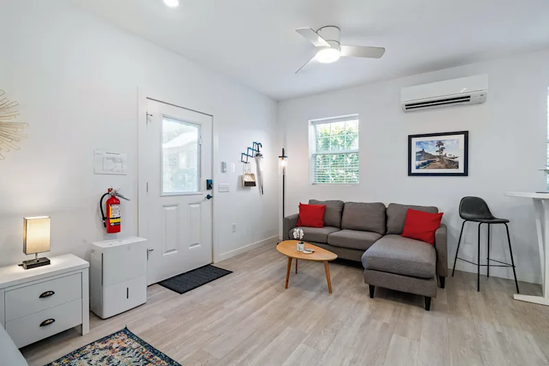 Courtyard Cottage- 15 Min Walk to Downtown! — photo 2