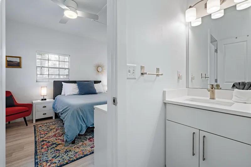 Courtyard Cottage- 15 Min Walk to Downtown! — photo 3