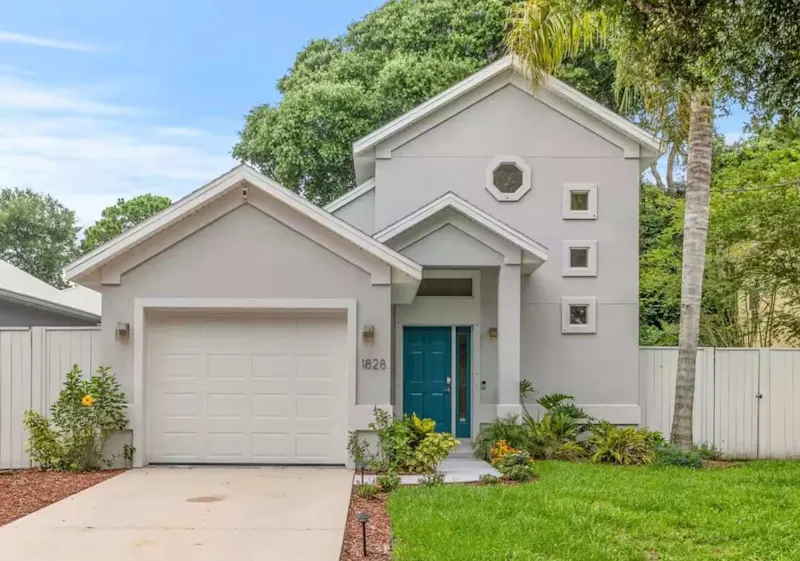 Coastal Charm | Mins to State Park, Beach & DNTN! — photo 5
