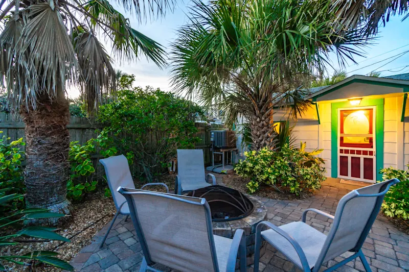 Beachcomber Oasis | 1930s Cottage | 1 min to Beach — photo 4