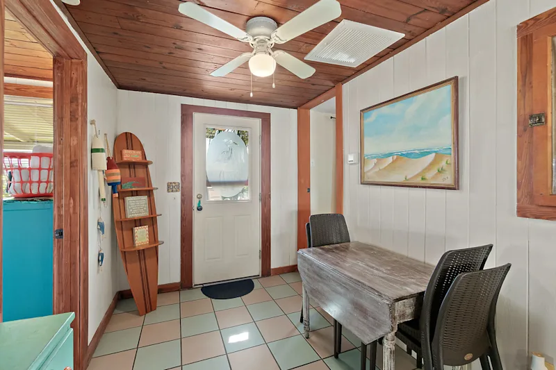 Beachcomber Oasis | 1930s Cottage | 1 min to Beach — photo 6