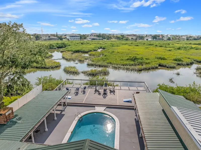 Sunset Suite | Pool | Waterfront Deck — photo 3