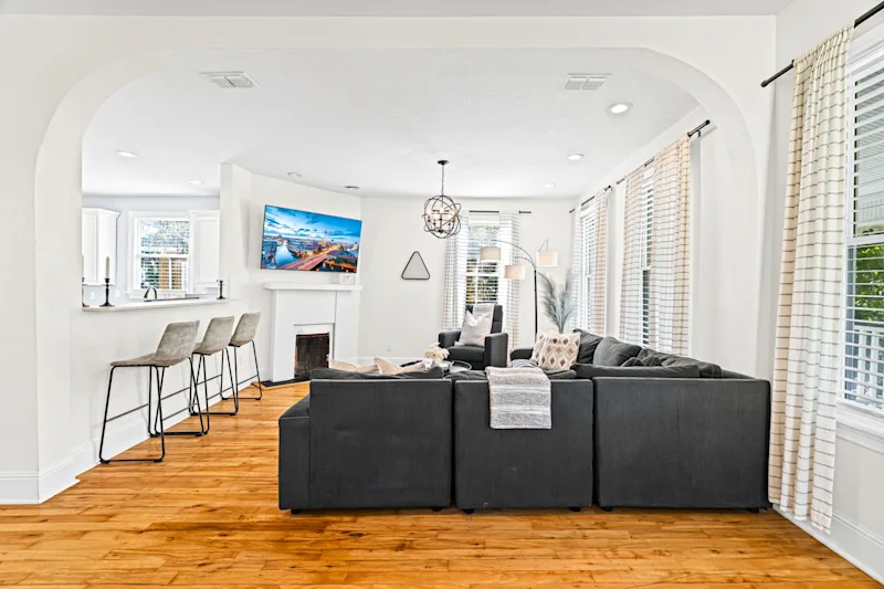 Stylish 2BR in Historic Home - Walk to Events