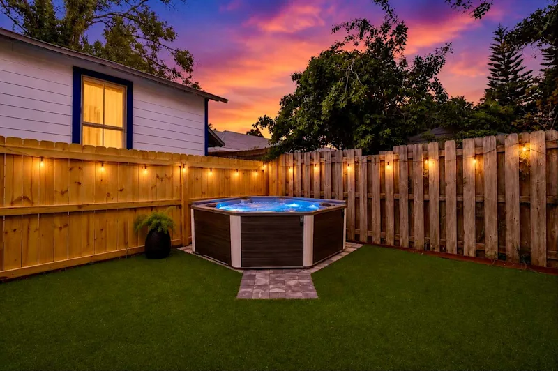 Coco's Cozy Cabana - Hot Tub / Walk to Downtown — photo 6