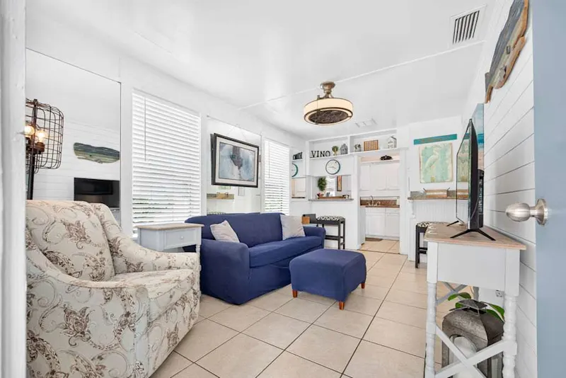 King Davis Cottage | Fenced In, Downtown — photo 4