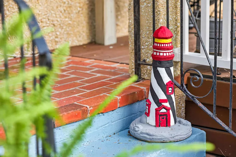 King Davis Cottage | Fenced In, Downtown — photo 4