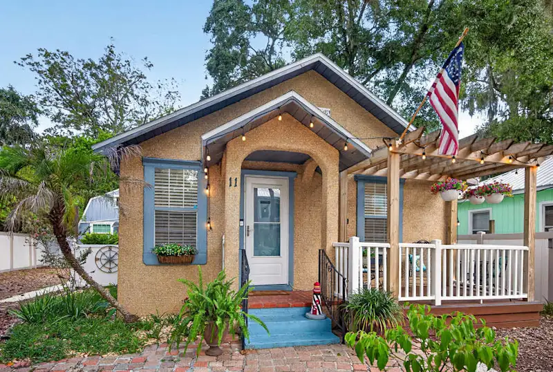 King Davis Cottage | Fenced In, Downtown — photo 2