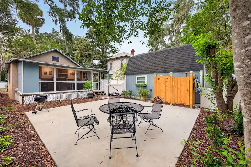 King Davis Cottage | Fenced In, Downtown — photo 5
