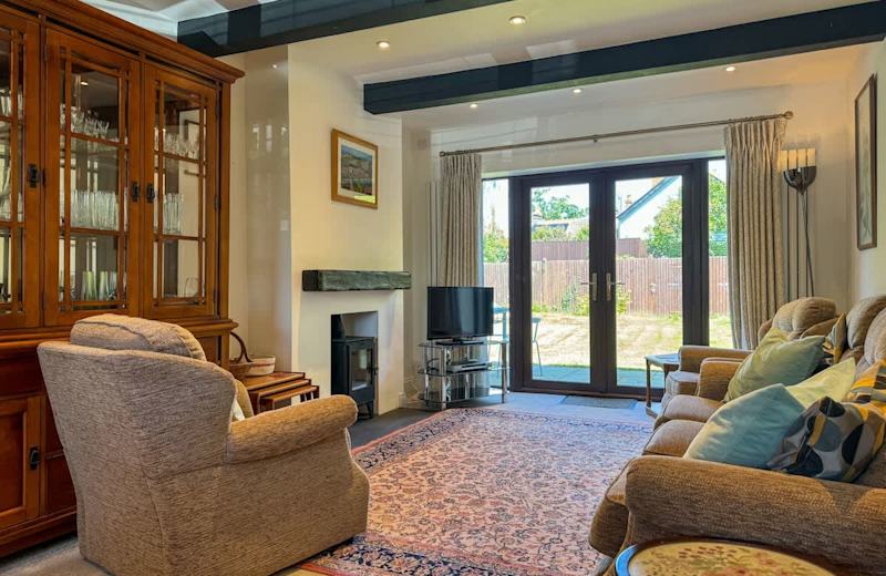 House in Tonbridge: Comfy Family Home · Big Garden + 2-Car Driveway