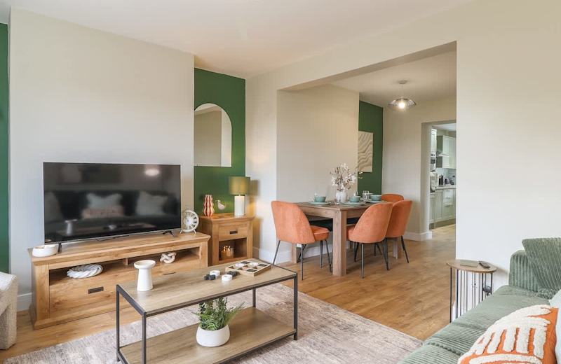 House in Aberdare: 4 Bed Home with Garden Dining