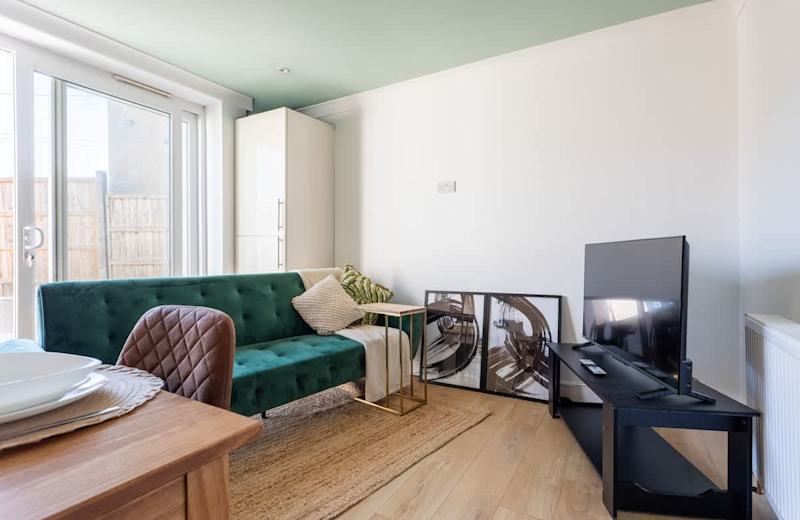 House in Bristol: 4 Bed Home with Parking for 2