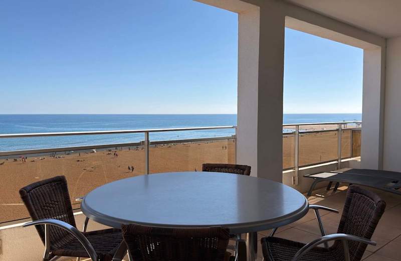 Location de vacances tout confort au pied de la plage avec vue panoramique et terrasse – Valras-Plage