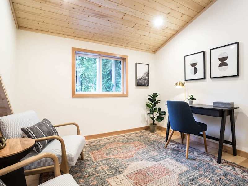 Upstairs Loft with Desk 