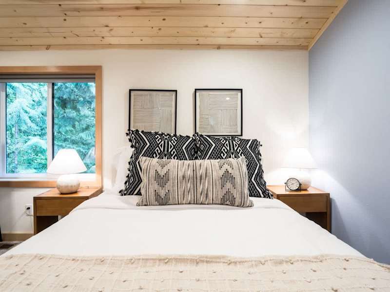 Bedroom 2 - Queen Bed 
