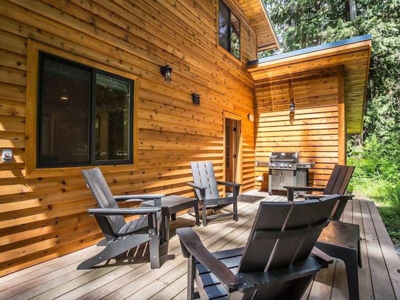 Outside Sitting Area & BBQ