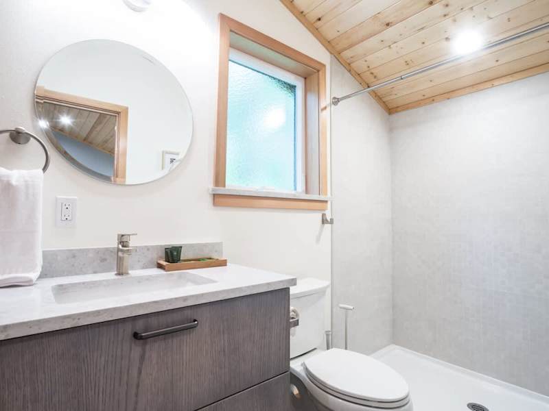 Upstairs Full Bathroom