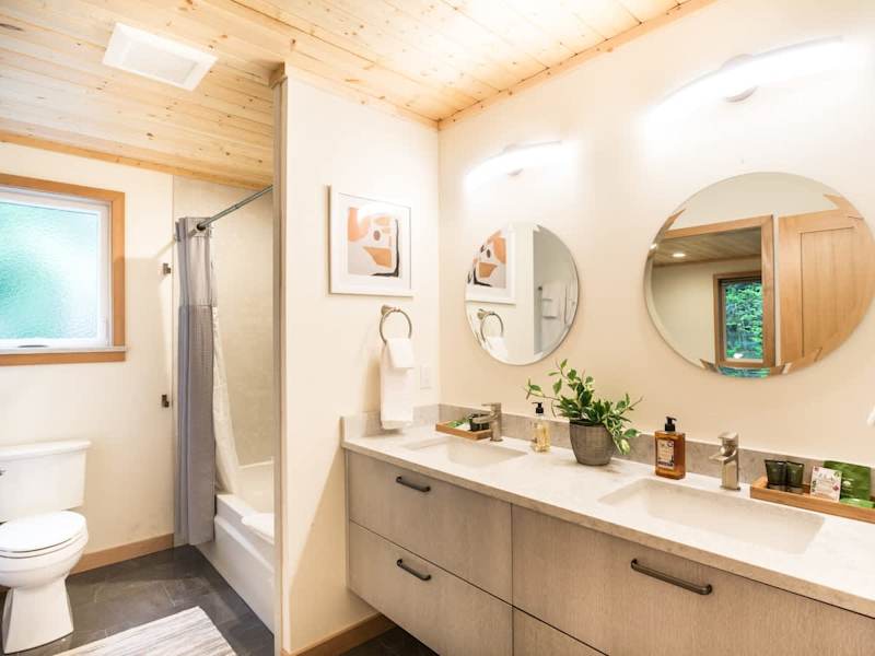 Downstairs Full Bath 