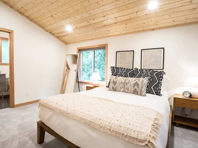 Bedroom 2 - Queen Bed