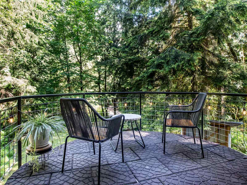 Upper Balcony w/Seating