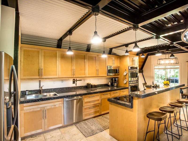 Kitchen w/ Island