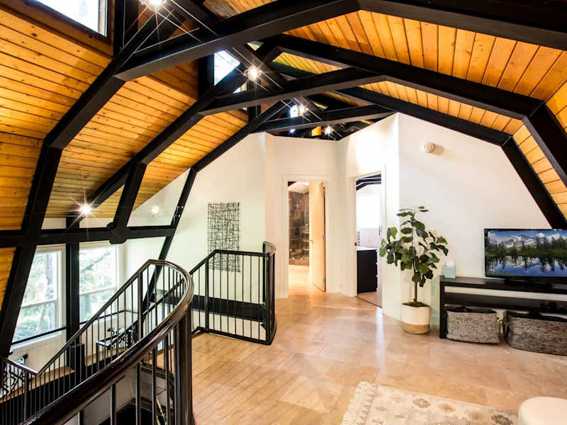 Loft w/access to upper bath