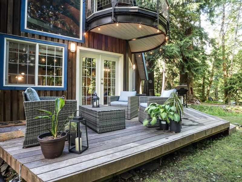 Front entry Deck overlooking Yard