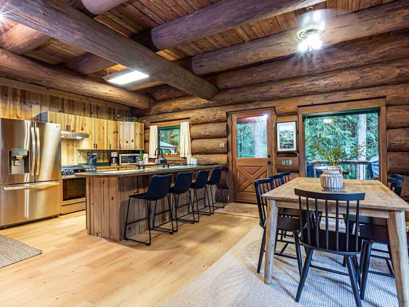Kitchen & Dining area