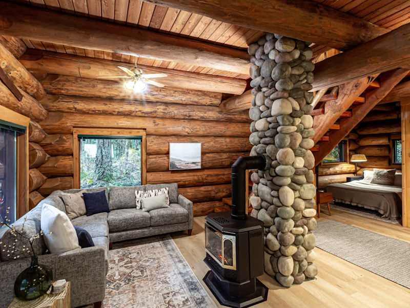 Livingroom with Fireplace