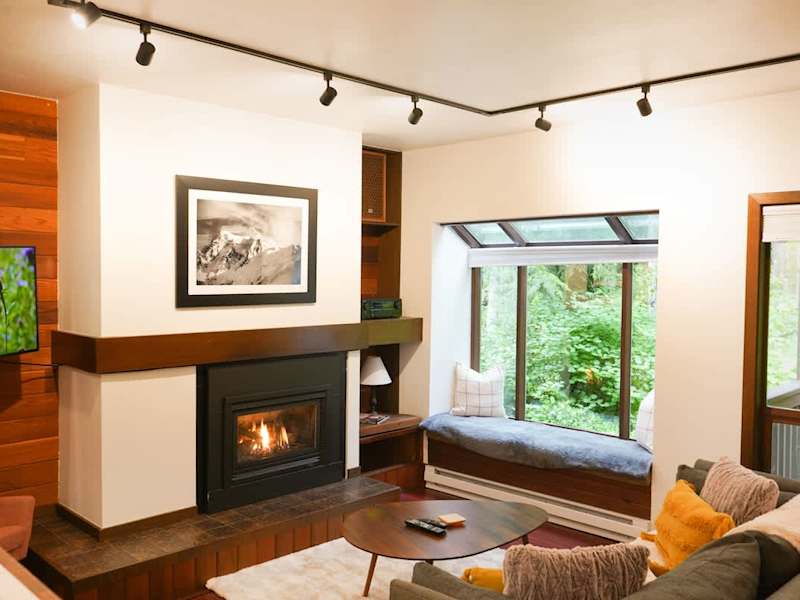 Tranquil livingroom with Gas Fireplace and balcony
