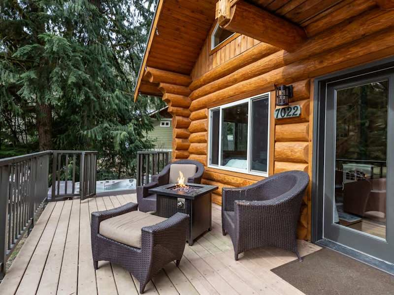 Spacious Enclosed Deck 