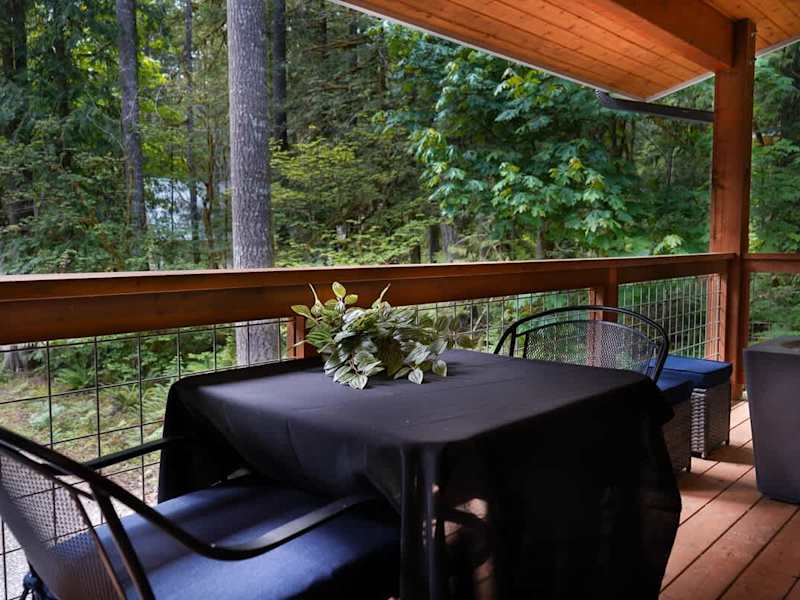 Upper terrace outdoor dining