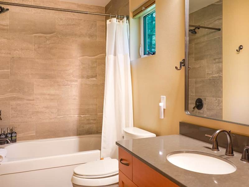Upstairs Full Bathroom
