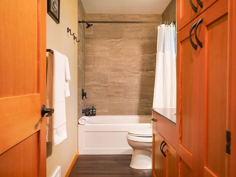 Upstairs full bathroom