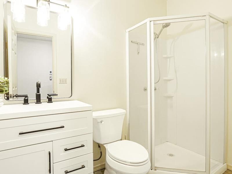 Downstairs shared full bathroom 