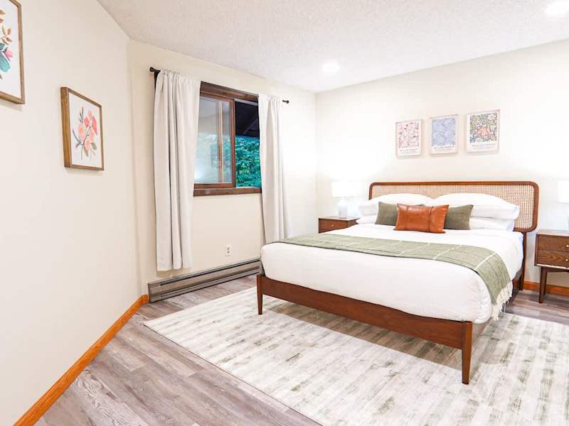 Upstairs  bedroom with Helix queen bed 