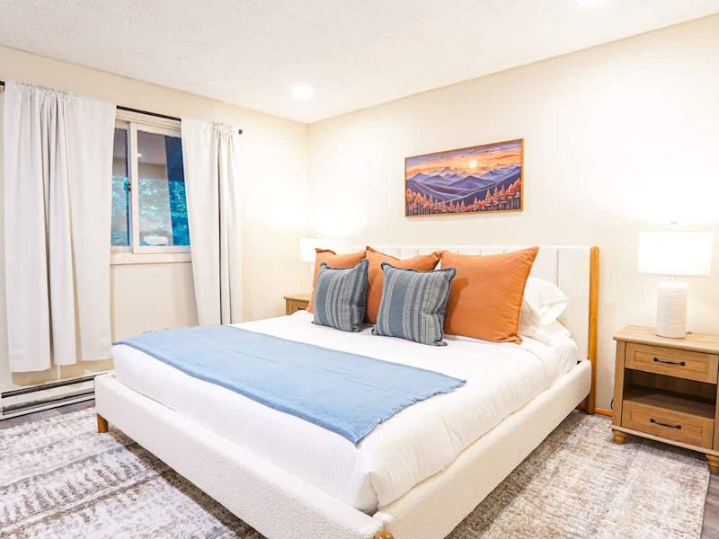Upstairs bedroom with Helix king bed 
