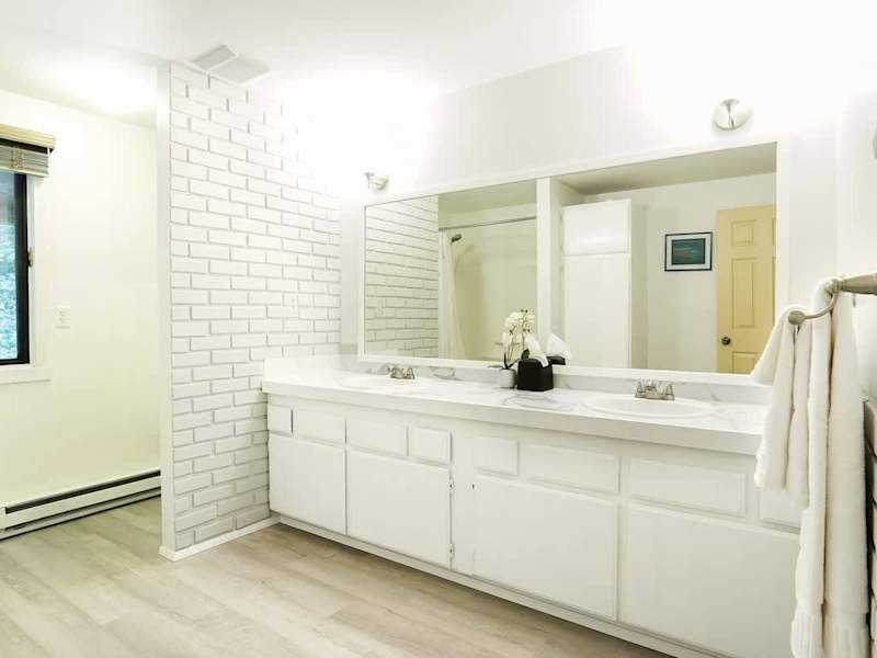 Upstairs bathroom with double vanity, tub/shower combo