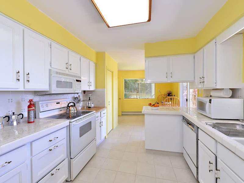 Fully equipped modern kitchen.