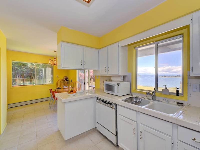 Fully equipped modern kitchen.
