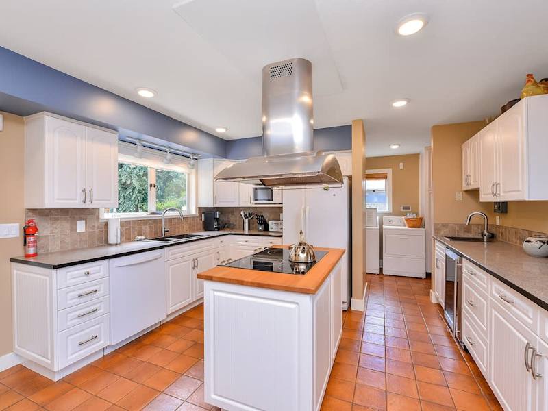 Fully equipped modern kitchen. 