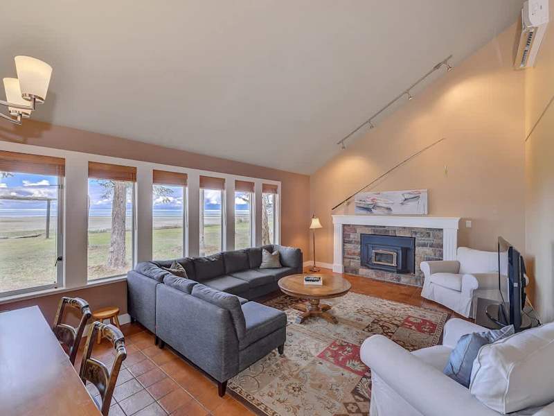Living room space to enjoy with fantastic views. 