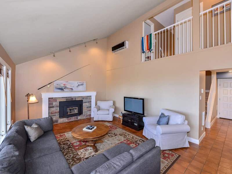 Living room space to enjoy with fantastic views. 