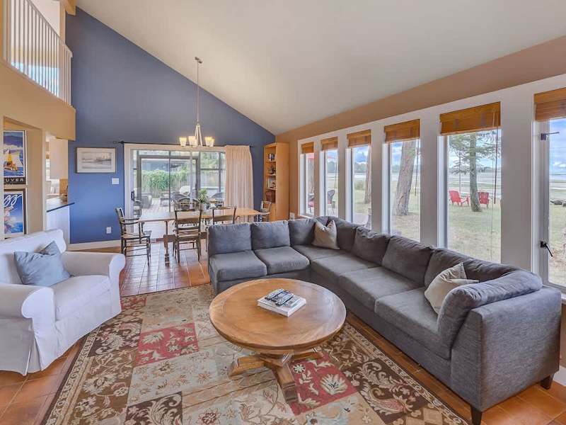 Living room space to enjoy with fantastic views. 