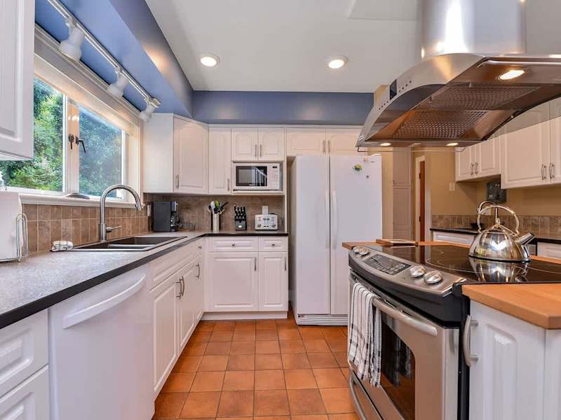 Fully equipped modern kitchen.
