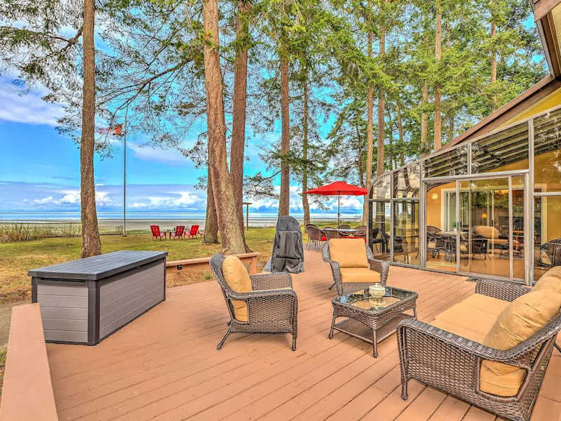 Wonderful outdoor living spaces with beach views. Note that outdoor patio furniture has been winterized from November 1 - March 31.