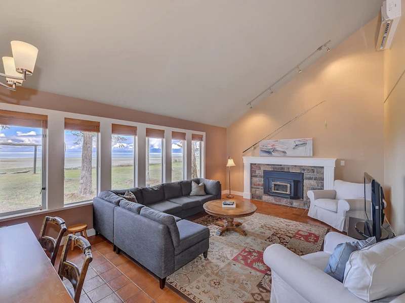 Living room space to enjoy with fantastic views. 