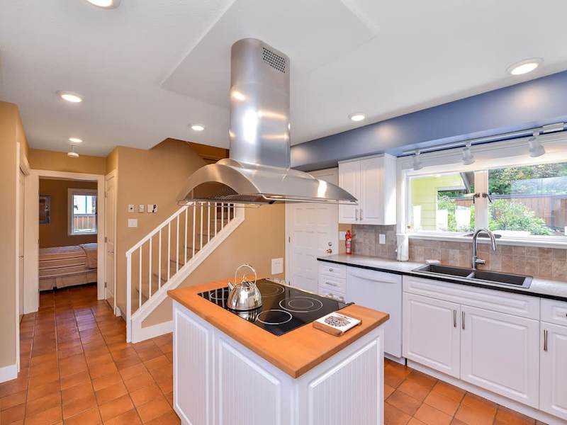 Fully equipped modern kitchen.