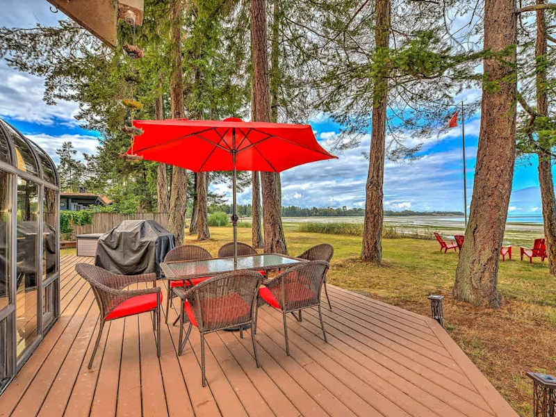 Wonderful outdoor living spaces with beach views. Note that outdoor patio furniture has been winterized from November 1 - March 31.